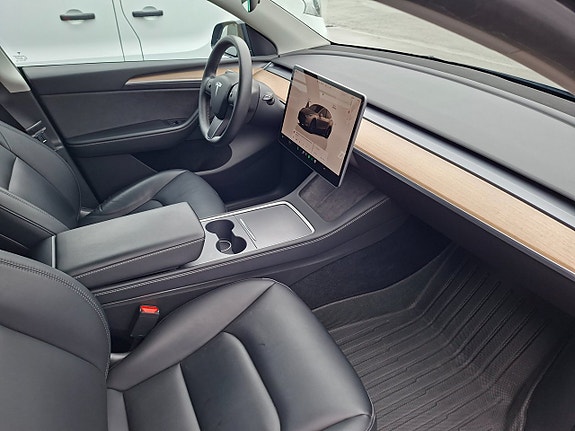 Tesla Model Y 11 of 16