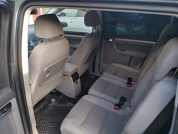 Volkswagen Touran 6 of 12