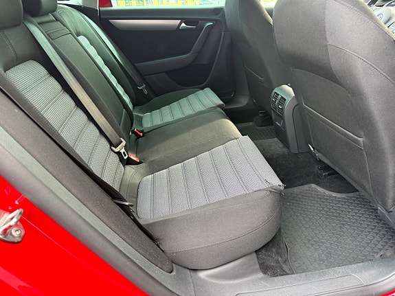Volkswagen Passat 17 of 22