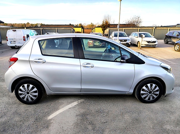 Toyota Yaris 4 of 8