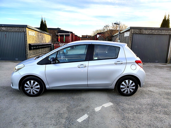 Toyota Yaris 5 of 8