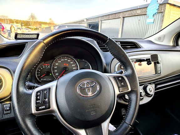 Toyota Yaris 6 of 8