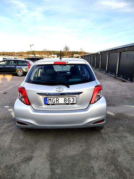 Toyota Yaris 3 of 8