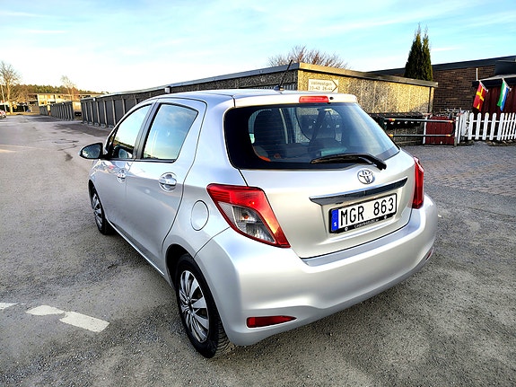 Toyota Yaris 2 of 8