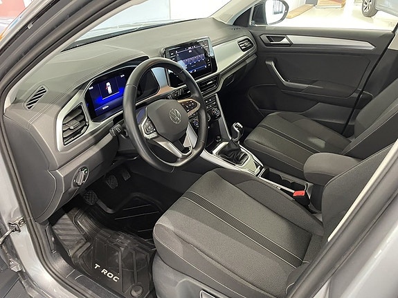 Volkswagen T-Roc 17 of 29