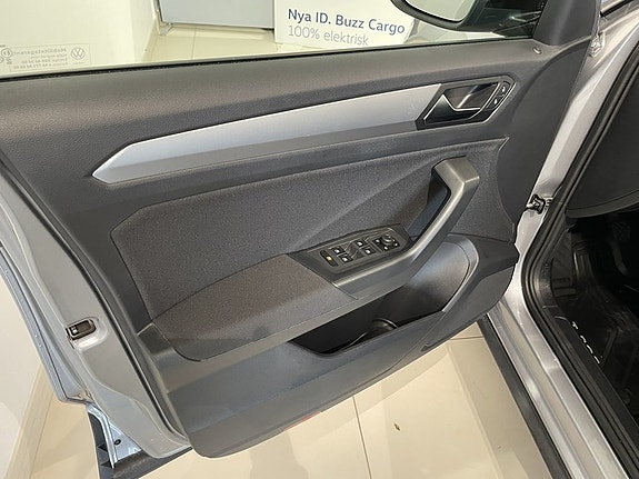 Volkswagen T-Roc 18 of 29