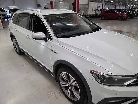 Volkswagen Passat Alltrack 3 of 10