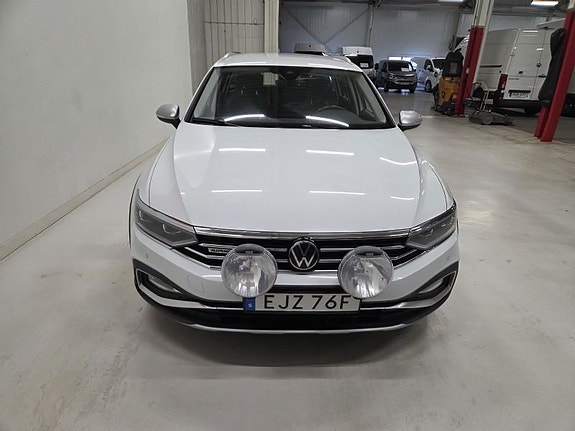 Volkswagen Passat Alltrack 2 of 10