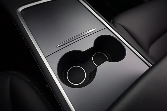 Tesla Model Y 23 of 25
