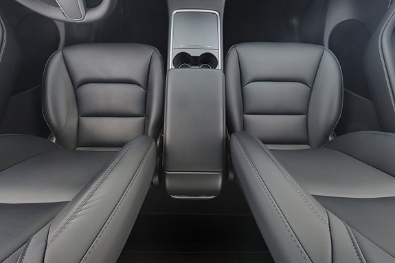 Tesla Model Y 14 of 25
