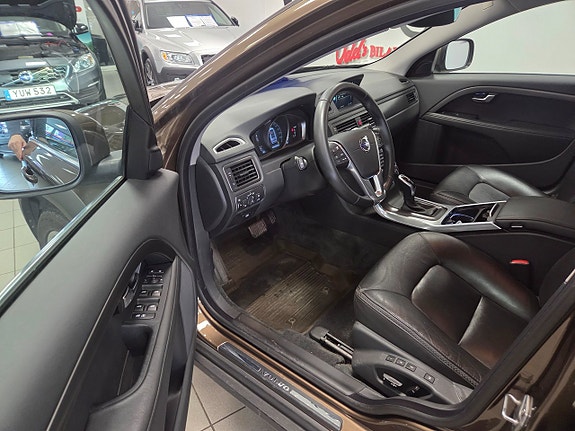 Volvo XC70 2 of 23