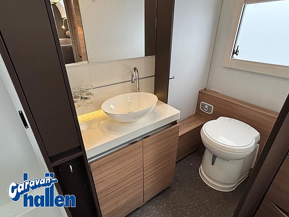 Adria Alpina 663 HT 14 of 19