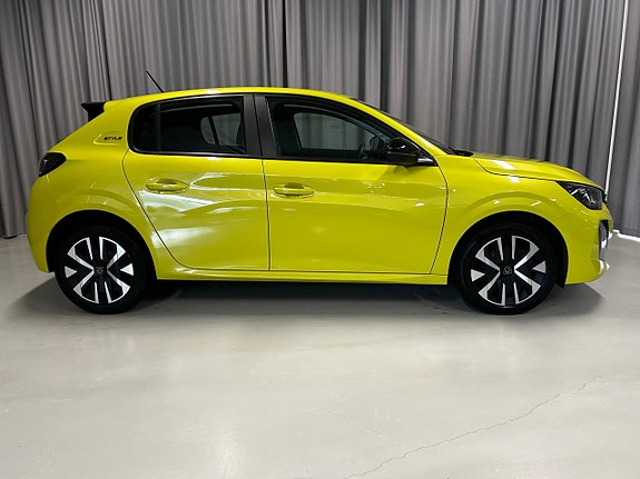 Peugeot 208 2 of 9