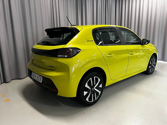 Peugeot 208 3 of 9