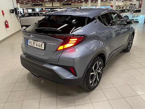 Toyota C-HR 4 of 8