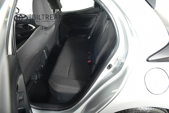 Toyota Yaris 7 of 18