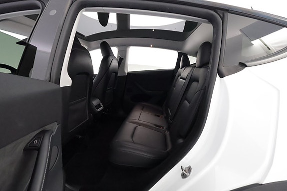 Tesla Model Y 12 of 26