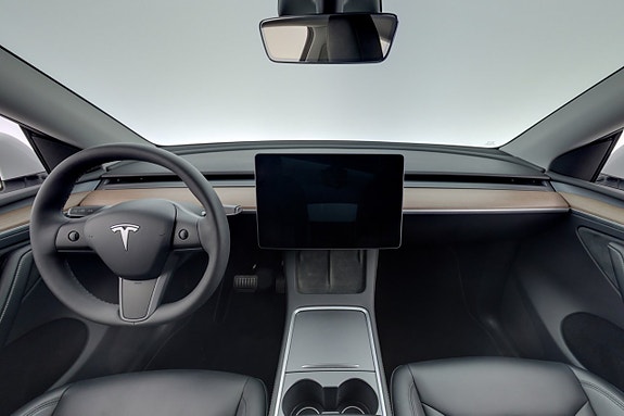 Tesla Model Y 13 of 26