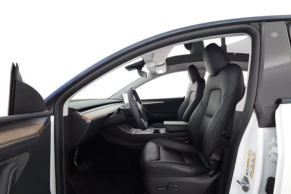 Tesla Model Y 10 of 26