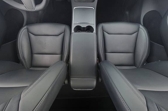 Tesla Model Y 14 of 26