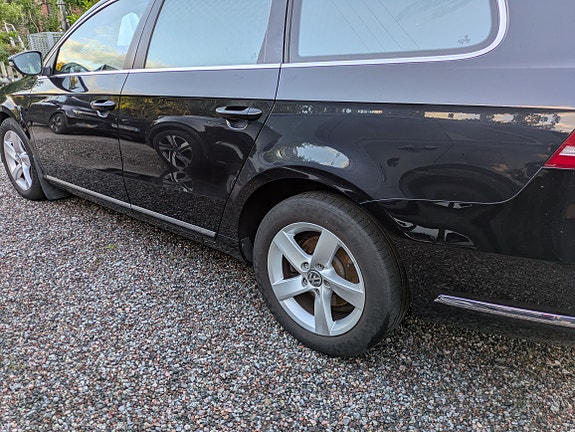 Volkswagen Passat 2 of 19