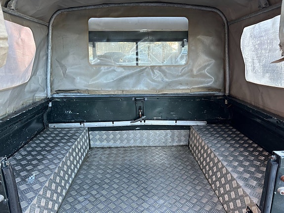 Land Rover Defender 110 16 of 18