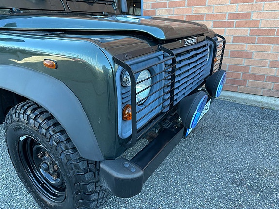 Land Rover Defender 110 13 of 18