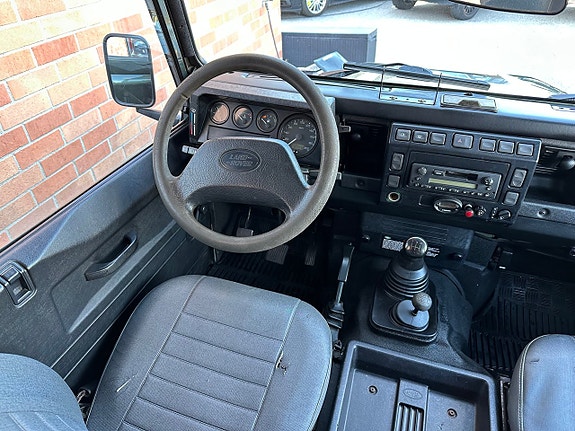 Land Rover Defender 110 7 of 18