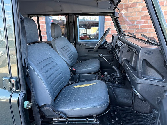 Land Rover Defender 110 10 of 18