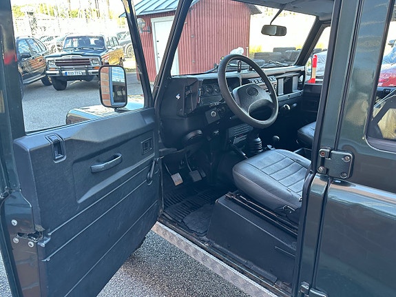 Land Rover Defender 110 11 of 18