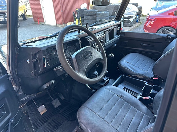 Land Rover Defender 110 9 of 18