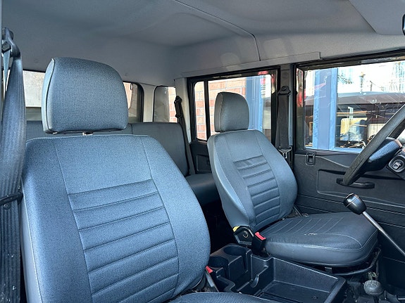 Land Rover Defender 110 14 of 18