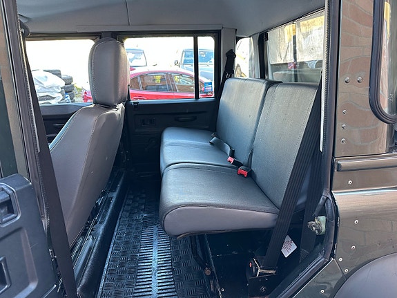 Land Rover Defender 110 12 of 18