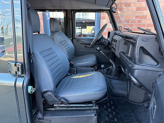 Land Rover Defender 110 8 of 18