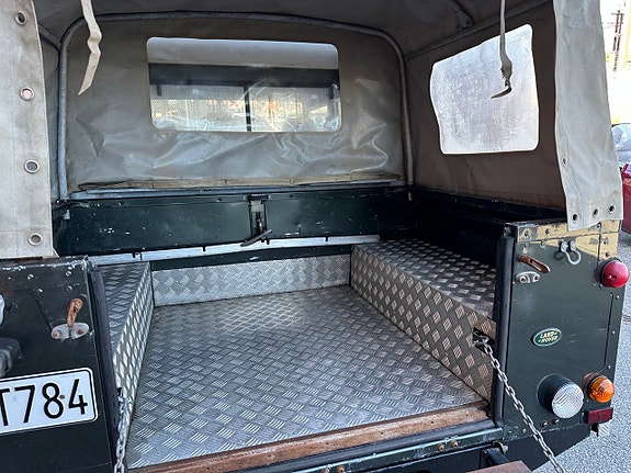 Land Rover Defender 110 17 of 18