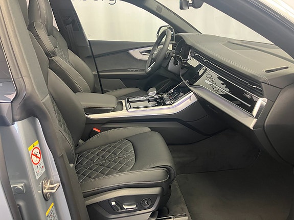 Audi Q8 10 of 16