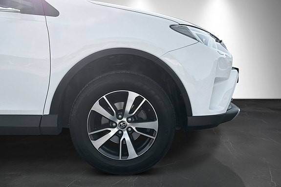 Toyota RAV4 3 of 19