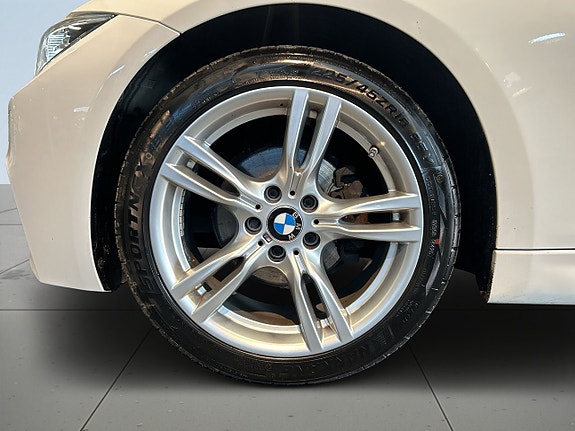 BMW 320i 14 of 19