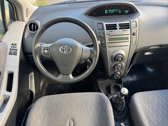 Toyota Yaris 19 of 22