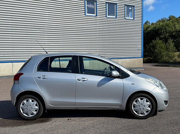 Toyota Yaris 8 of 22