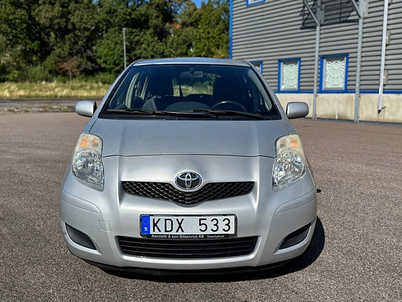 Toyota Yaris 2 of 22