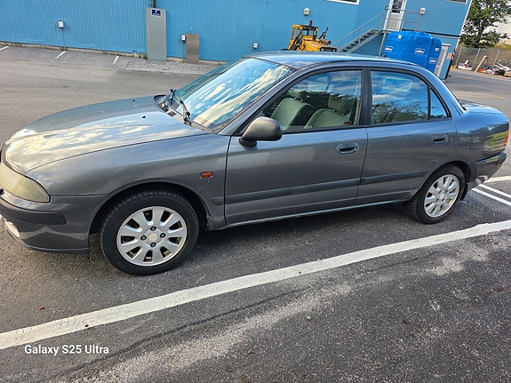 Mitsubishi Carisma 2 of 4