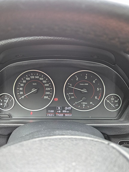 BMW 320d 2 of 11
