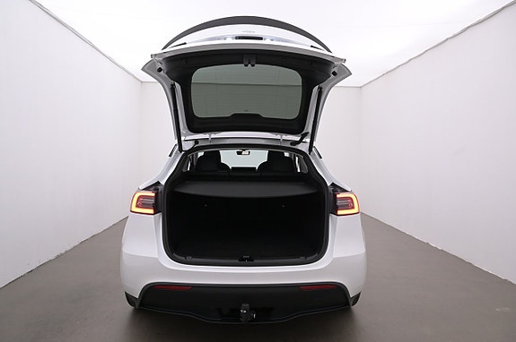 Tesla Model Y 22 of 27