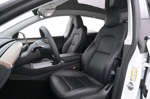 Tesla Model Y 9 of 27