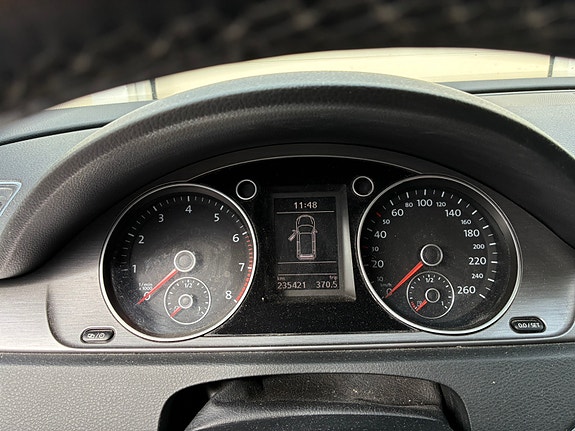 Volkswagen Passat 2 of 4