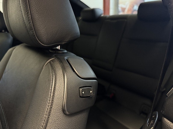 BMW 330i 14 of 16