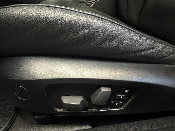 BMW 330i 13 of 16