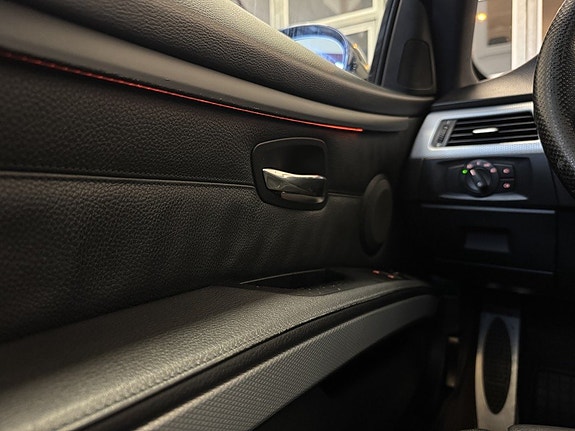 BMW 330i 15 of 16
