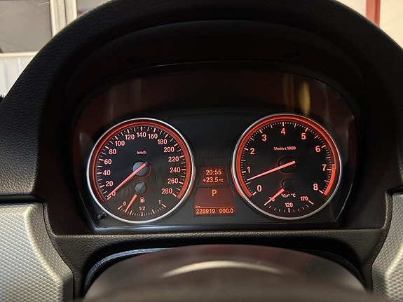BMW 330i 10 of 16